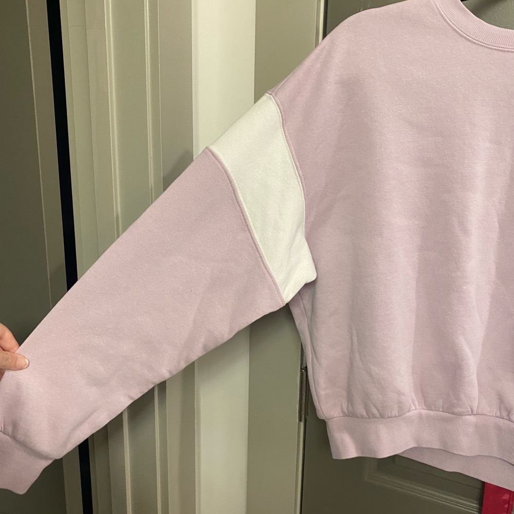 Super cute lilac cropped h&m crewneck size L